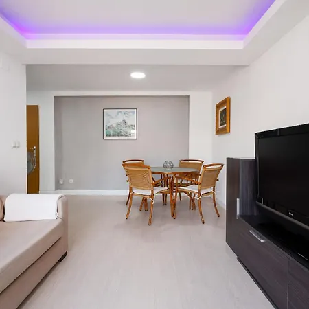 Apartment C34 Cosy 4 Bdr Close To Maria Zambrano